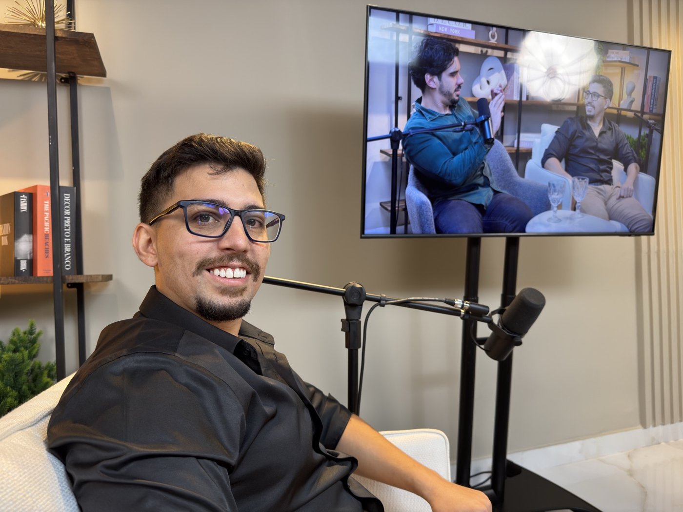 Alexandre Lopes, fundador da Drive Digital, durante gravação de podcast