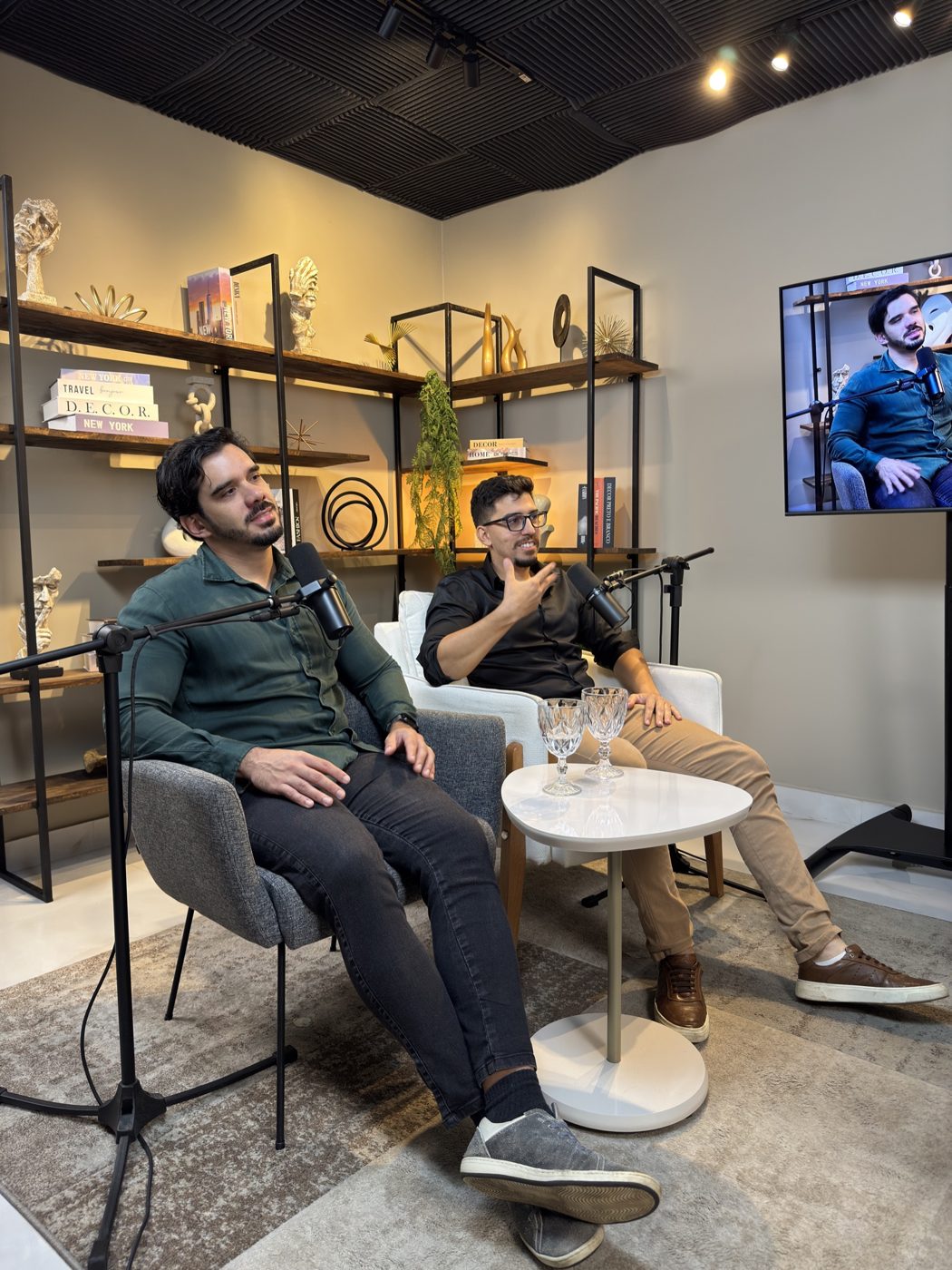 Equipe da Drive Digital em gravação no estúdio, em Belo Horizonte